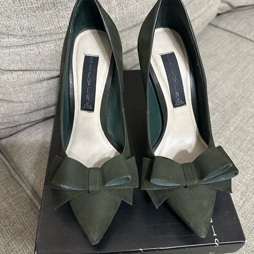 Olive Steve Madden heels with bows - Picture 5 of 9
